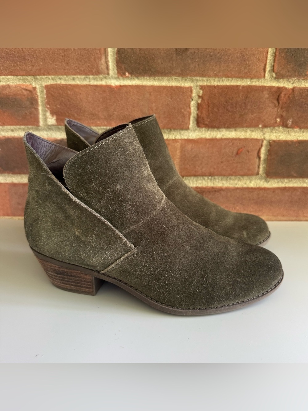 Me Too Women’s US 7.5 M Olive Suede Ankle Booties Side Cutout Low Heel Comfort.